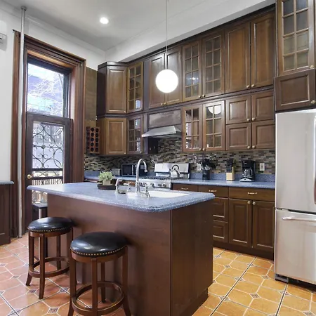 Apartment 3br Nyc Brownstone Game Backyard Patio