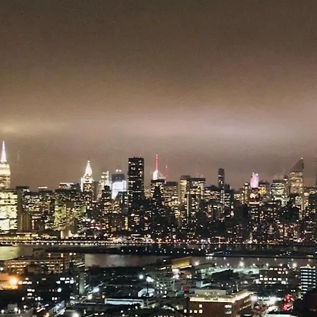 Beautiful Luxury Fantastic Manhattan Skyline View One Bedroom Apartment *