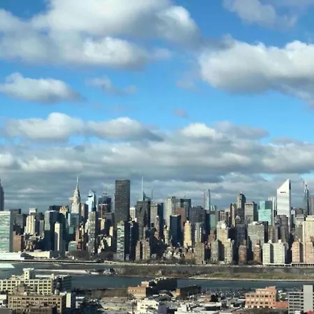 Beautiful Luxury Fantastic Manhattan Skyline View One Bedroom *