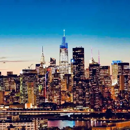 Beautiful Luxury Fantastic Manhattan Skyline View One Bedroom Apartment *