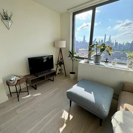 Beautiful Luxury Fantastic Manhattan Skyline View One Bedroom *
