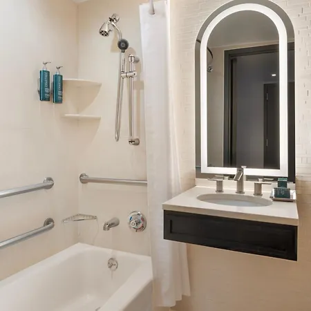 Hilton Fashion District Hotel 4*