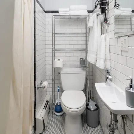 Spacious 4bd With Backyard In Manhattan