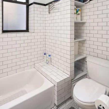 Spacious 4bd With Backyard In Manhattan New York
