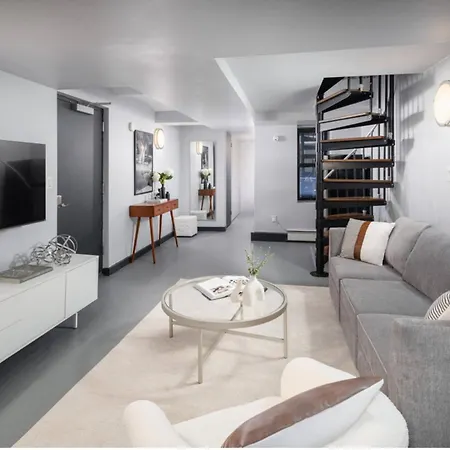 Spacious 4bd With Backyard In Manhattan