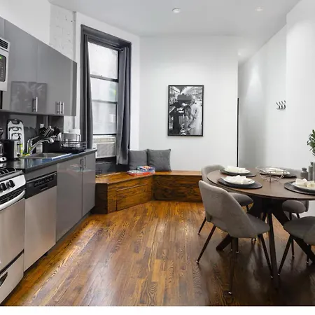 Apartment Spacious 4bd With Backyard In Manhattan