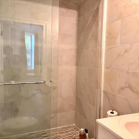 Private Spacious With 2 Bedrooms 2 Bathroomss And A Deck * New York