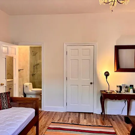 Apartment Private Spacious With 2 Bedrooms 2 Bathroomss And A Deck *