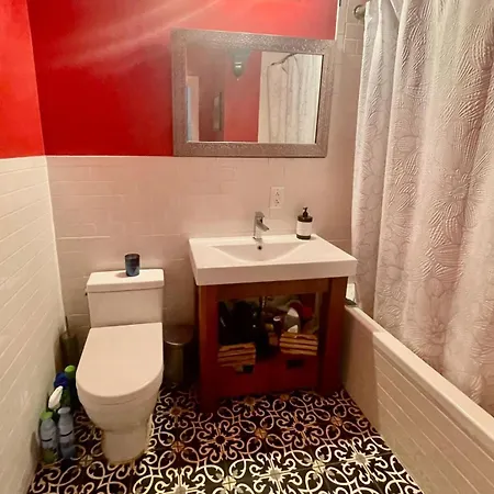 Private Spacious With 2 Bedrooms 2 Bathroomss And A Deck *