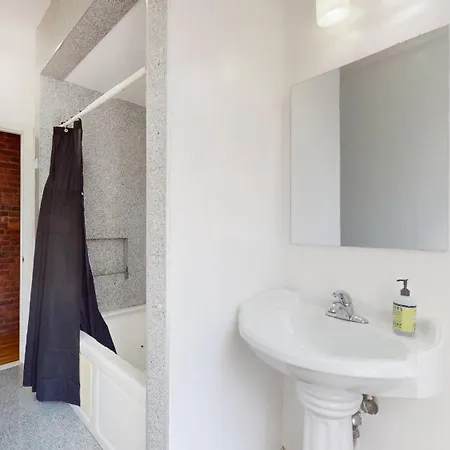 Sunny 4br 2ba Retreat Near Columbia Apartment