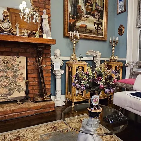 Luxurious At Colonial Townhouse * New York