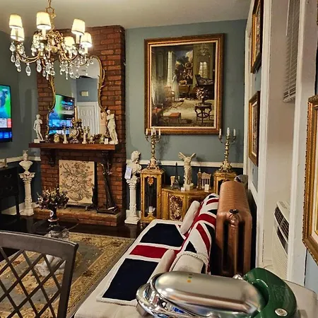 Luxurious At Colonial Townhouse Apartment