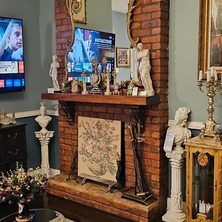Luxurious At Colonial Townhouse New York