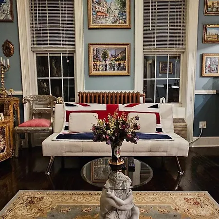 Luxurious At Colonial Townhouse * New York
