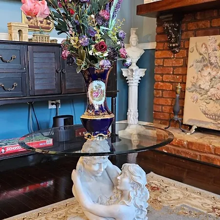 Luxurious At Colonial Townhouse