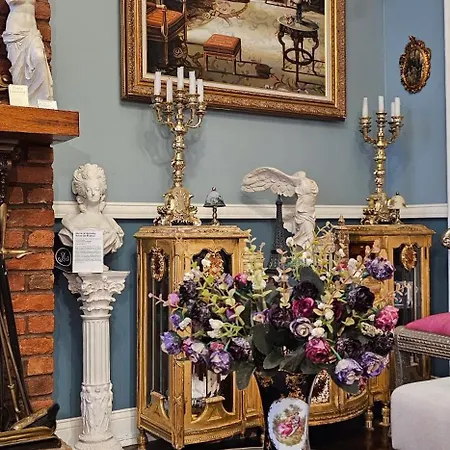 Luxurious At Colonial Townhouse Apartment