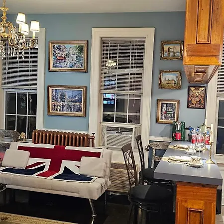 Luxurious At Colonial Townhouse Apartment *