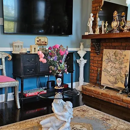 Luxurious At Colonial Townhouse *