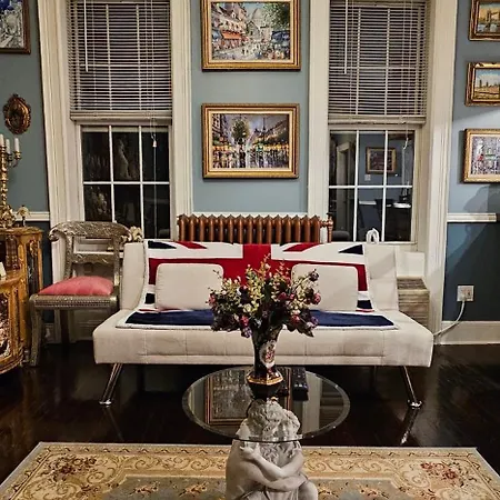 Luxurious At Colonial Townhouse Apartment *