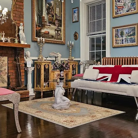 Luxurious At Colonial Townhouse * New York