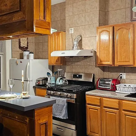Luxurious At Colonial Townhouse
