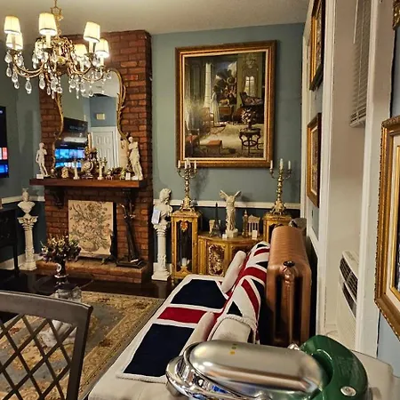 Luxurious At Colonial Townhouse Apartment *