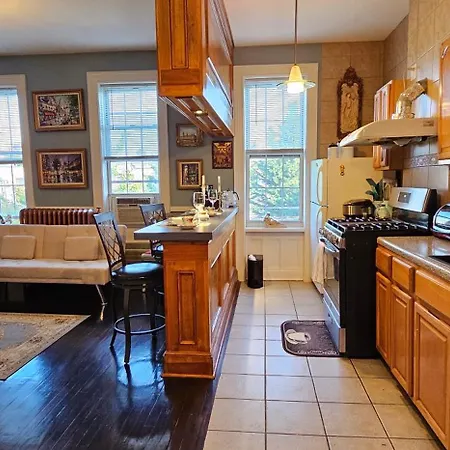 Luxurious At Colonial Townhouse New York