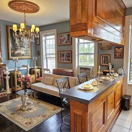 Luxurious At Colonial Townhouse Apartment
