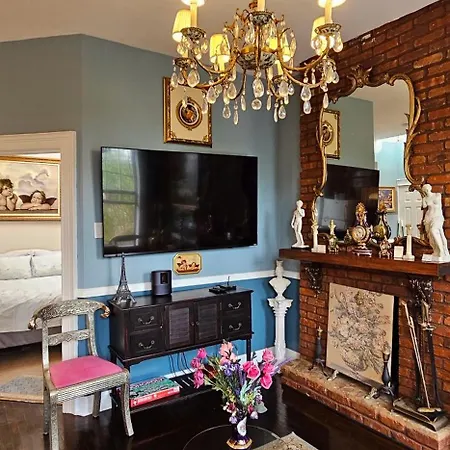 Luxurious At Colonial Townhouse Apartment *