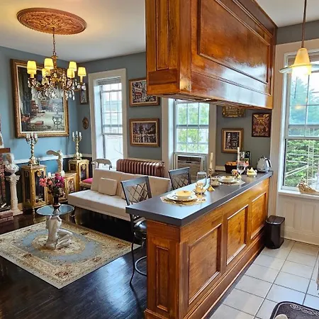 Luxurious At Colonial Townhouse * New York