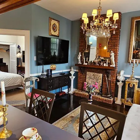 Luxurious At Colonial Townhouse Apartment *