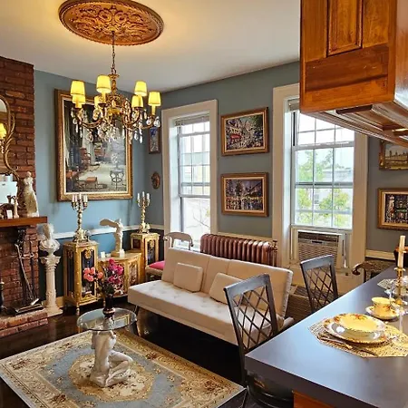 Luxurious At Colonial Townhouse Apartment