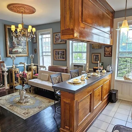 Luxurious At Colonial Townhouse New York