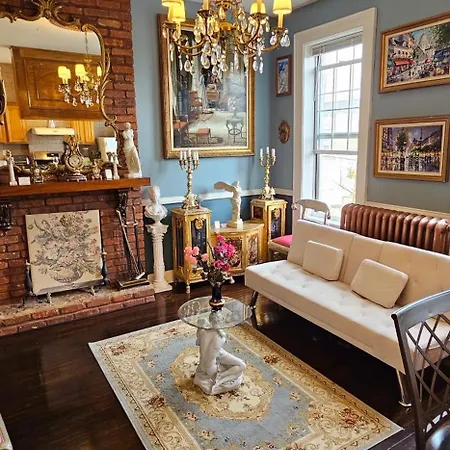 Luxurious At Colonial Townhouse