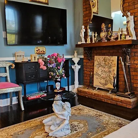 Luxurious At Colonial Townhouse New York