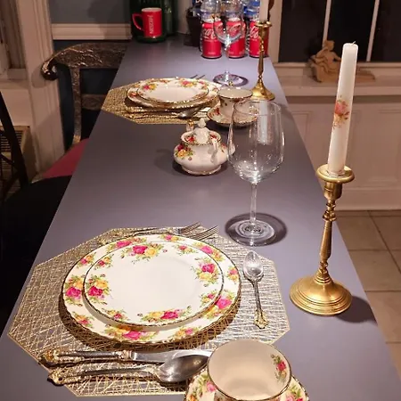 Luxurious At Colonial Townhouse Apartment