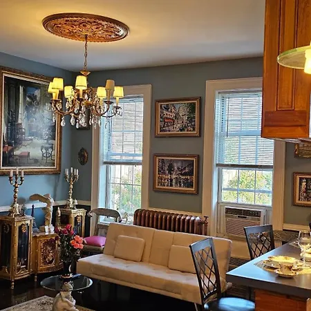 Luxurious At Colonial Townhouse