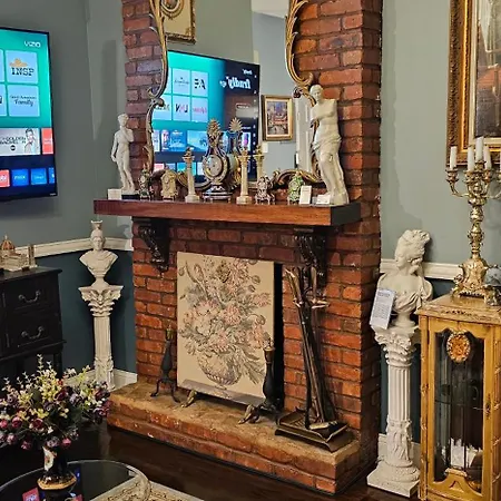 Luxurious At Colonial Townhouse Apartment