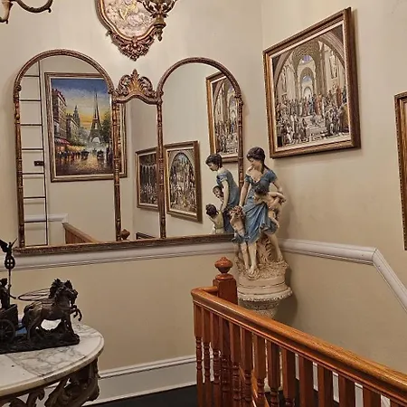 Luxurious At Colonial Townhouse New York