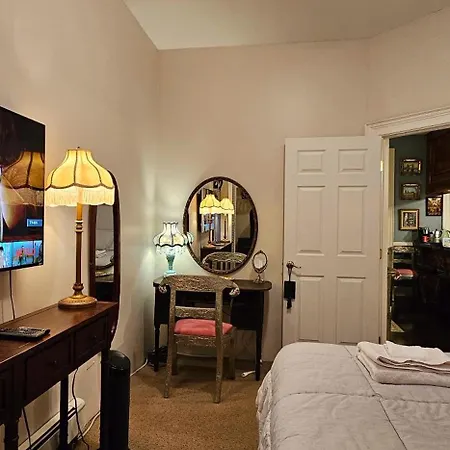 Luxurious At Colonial Townhouse Apartment