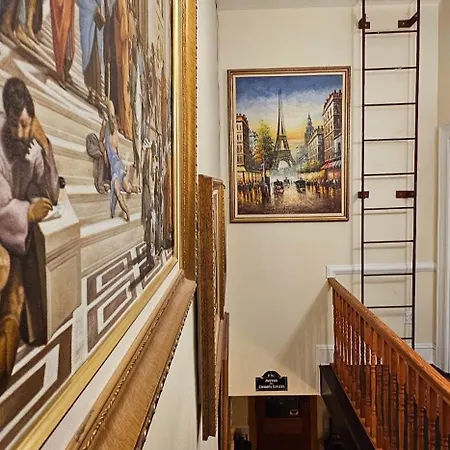 Luxurious At Colonial Townhouse
