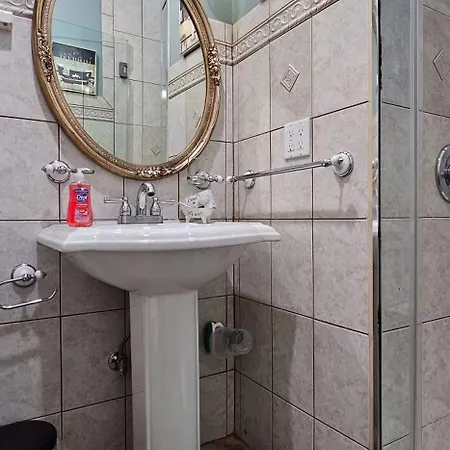 Luxurious At Colonial Townhouse