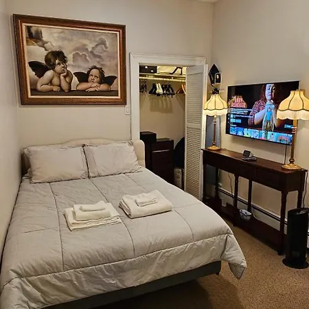 Luxurious At Colonial Townhouse