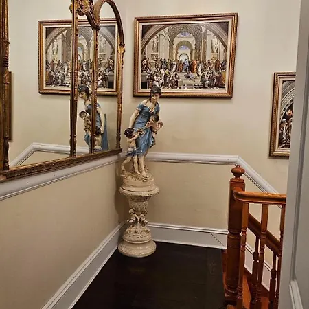 Luxurious At Colonial Townhouse Apartment New York
