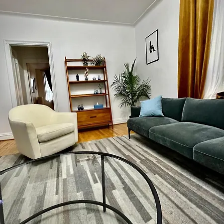 Chill In The Village Apartment