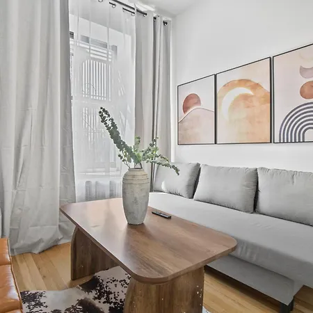 Designer 2 Bedroom Comfort Near Park Apartment New York