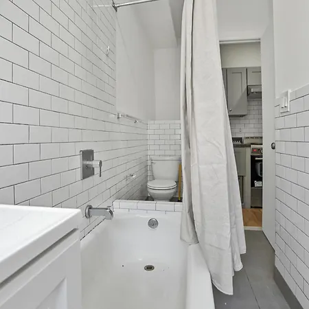 Designer 2 Bedroom Comfort Near Park Apartment *