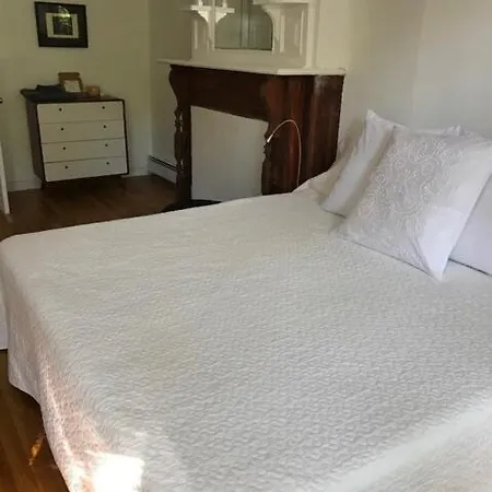 Serene Brooklyn Escape Near Cafes & Park, Sleeps 5 *