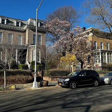 Apartment Serene Brooklyn Escape Near Cafes & Park, Sleeps 5 *