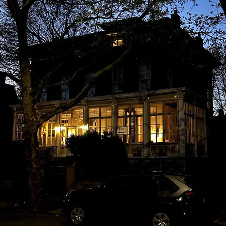 Serene Brooklyn Escape Near Cafes & Park, Sleeps 5 Apartment *